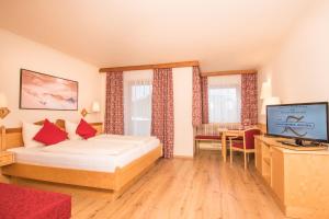 Televízia a/alebo spoločenská miestnosť v ubytovaní Hotel Zauchensee Zentral