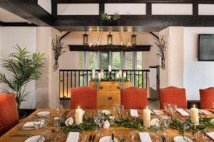 Brig o' Doon House Hotel في آير: غرفة طعام مع طاولة طويلة مع الشموع