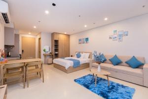 a living room with a bed and a kitchen at Phúc Khang Luxury Apartment - The Sóng Vũng Tàu in Vung Tau
