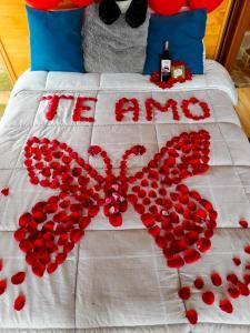 a bed with a bunch of red roses on it at Dante Glamping in Guatavita