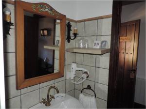 y baño con lavabo y espejo. en El Rincón Maragato, en Castrillo de los Polvazares