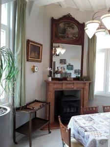 uma sala de estar com lareira e espelho em Vakantiewoning Le Chêne 