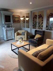 a living room with a couch and a coffee table at Vakantiewoning Le Chêne 