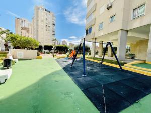 un parque infantil en el medio de un edificio en A456 - Calasol - 2004 Finestrat s.l., en Cala de Finestrat