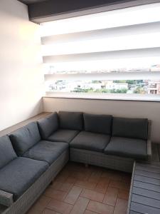 kanapa w pokoju z dużym oknem w obiekcie La torre w mieście Latina