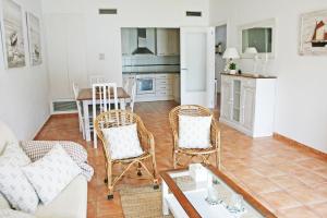 sala de estar con sofá, sillas y mesa en Apartamento con vistas al mar 2, en Port de la Selva