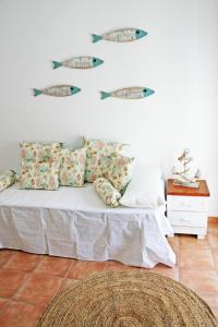 1 dormitorio con 1 cama con peces en la pared en Apartamento con vistas al mar 2 en Port de la Selva