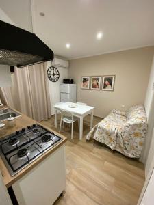Kuchyňa alebo kuchynka v ubytovaní Dimora Garibaldi Apartment & Room
