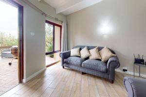 Sofá azul en la sala de estar con ventana en San Lameer 2820 by Top Destinations Rentals, en Southbroom