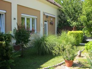 A garden outside Kitti Apartman