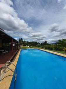 Una gran piscina azul en la parte superior de un edificio en Resort Amanda, en Quillón