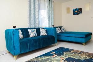 - un canapé bleu dans le salon dans l'établissement Royal Haven A3 Spacious 1Br Apartment 10min drive to beach hosts upto 4 guests WiFi - Netflix, 10min drive to beach, à Mombasa