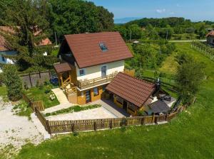 an overhead view of a house with a red roof at Kuća za odmor Kostanjevec in Donja Lomnica