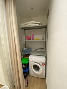 Waschmaschine und Trockner in einem kleinen Zimmer in der Unterkunft Dimora Garibaldi Apartment & Room in Agrigento
