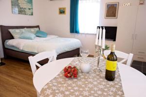 a room with a table with a bottle of wine and strawberries at Kuća za odmor Kostanjevec in Donja Lomnica