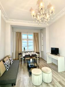una sala de estar con un sofá y una mesa en CRYSTAL Św. Marcin Poznań, en Poznan