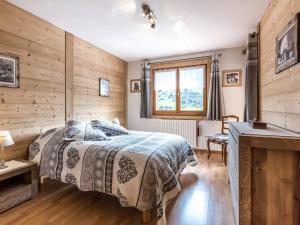 ラ・クリュサにあるChalet La Clusaz, 5 pièces, 9 personnes - FR-1-437-56の木製の壁のベッドルーム1室、ベッド1台、窓が備わります。
