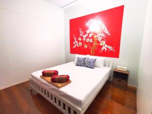 Łóżko lub łóżka w pokoju w obiekcie Phuket Old Town Hostel