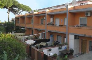 um edifício de apartamentos com uma varanda com plantas em Enea residence em Pozzuoli