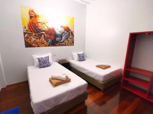 Łóżko lub łóżka w pokoju w obiekcie Phuket Old Town Hostel