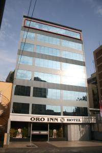 un edificio de oficinas con un cartel delante en Hotel Oro Inn en Lima