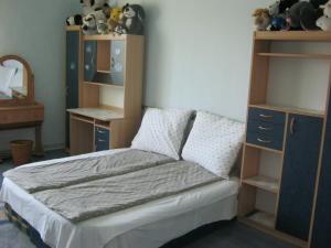 A bed or beds in a room at Kitti Apartman