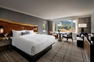 Cama ou camas em um quarto em Fairmont Chateau Whistler