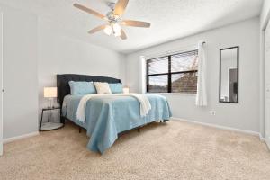 a bedroom with a bed and a ceiling fan at Cheerful Townhouse w/ 2 Ensuite Bedrooms and Yard in Ponte Vedra Beach