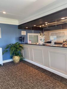 Кухня или мини-кухня в Fairview Inn - Greensboro Airport

