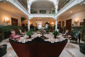 een grote lobby met stoelen en een tafel in het midden bij Andalusian Palace in Priego de Córdoba