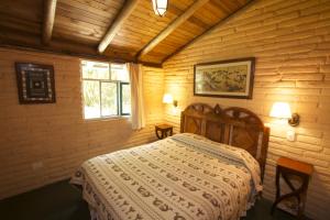 Un pat sau paturi într-o cameră la Las Palmeras Inn