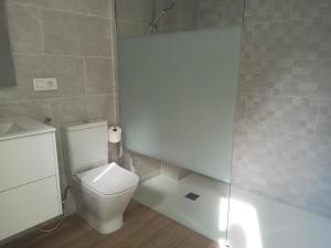 Łazienka w obiekcie Casa cerca de la playa con patio y garaje privado