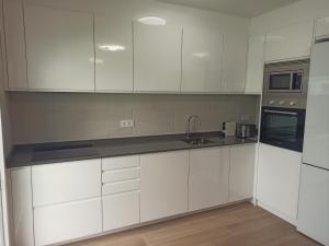 Kuchnia lub aneks kuchenny w obiekcie Casa cerca de la playa con patio y garaje privado