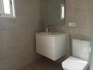 Łazienka w obiekcie Casa cerca de la playa con patio y garaje privado