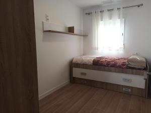 Łóżko lub łóżka w pokoju w obiekcie Casa cerca de la playa con patio y garaje privado