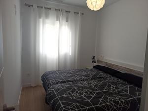 Łóżko lub łóżka w pokoju w obiekcie Casa cerca de la playa con patio y garaje privado