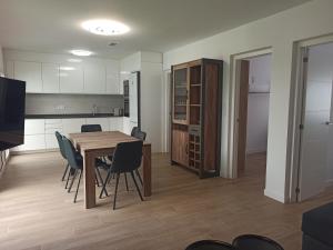 kuchnia i jadalnia ze stołem i krzesłami w obiekcie Casa cerca de la playa con patio y garaje privado w mieście Puerto de Sagunto