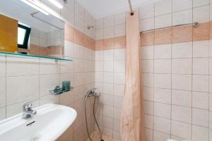 ein Bad mit einem Waschbecken und einer Dusche in der Unterkunft Nikolas Studios in Agios Nikitas