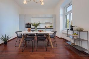 cocina y comedor con mesa y sillas en Luxury Seaview Apartment, en Opatija