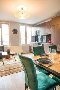 cocina y comedor con mesa y sillas en Grand et confortable, Centre ville, 3 chambres, plage à 400 m, en Dieppe