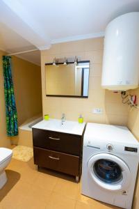 uma casa de banho com uma máquina de lavar roupa e um lavatório em Apartamento Playa y Sol em Calpe