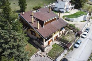 an overhead view of a house with a roof at Monte Amaro Apartment con camino, terrazzo e giardino in Campo di Giove