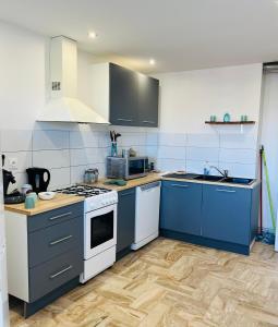 O bucătărie sau chicinetă la 3 chambres Situation idéale Aux portes de Lyon Tout confort +21 fotografii