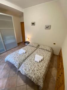 una camera con un letto con due cuscini sopra di Monte Amaro Apartment con camino, terrazzo e giardino a Campo di Giove