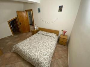 a bedroom with a bed in a room at Monte Amaro Apartment con camino, terrazzo e giardino in Campo di Giove