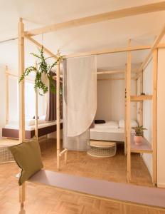 Cette chambre comprend 2 lits superposés et une chaise. dans l'établissement Montagu Hostel, à Innsbruck