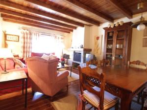 a living room with a wooden table and a dining room at Baqueira Pleta de Neu in Naut Aran