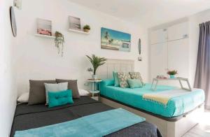 - une chambre avec 2 lits dans l'établissement EL ESTUDIO DE LA PLAYA BENALBEACH Holidays Deluxe, à Benalmádena