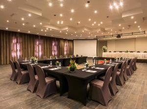 a conference room with a long table and chairs at Berbère Palace in Ouarzazate +37 photos