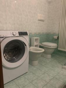 uma casa de banho com uma máquina de lavar roupa e um WC em 3T House 2 em Cremona